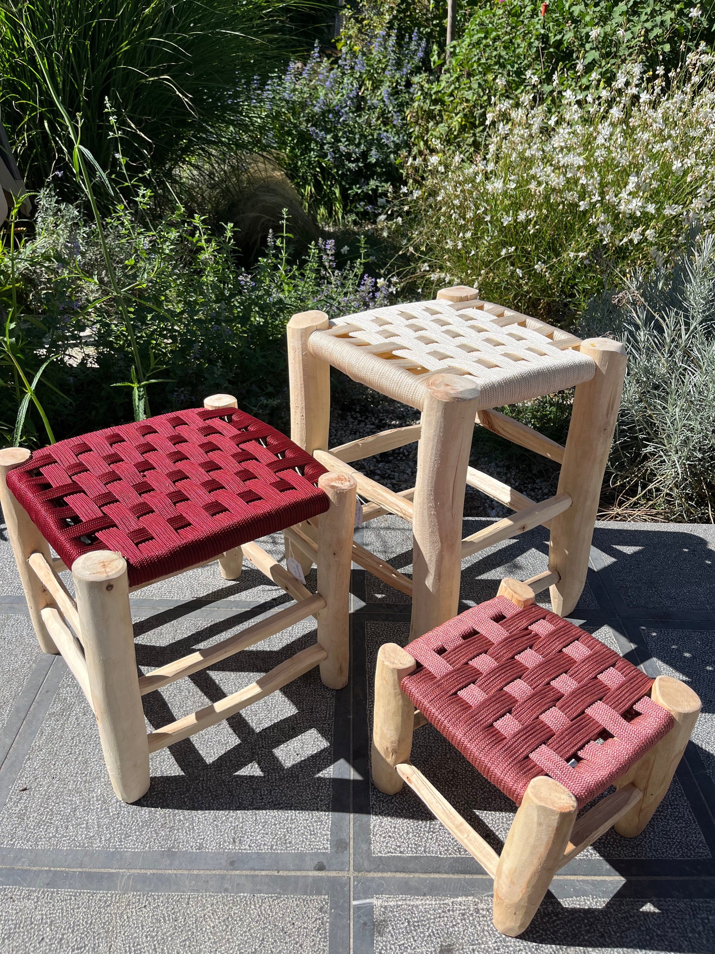 Détail du macramé framboise sur petit tabouret artisanal