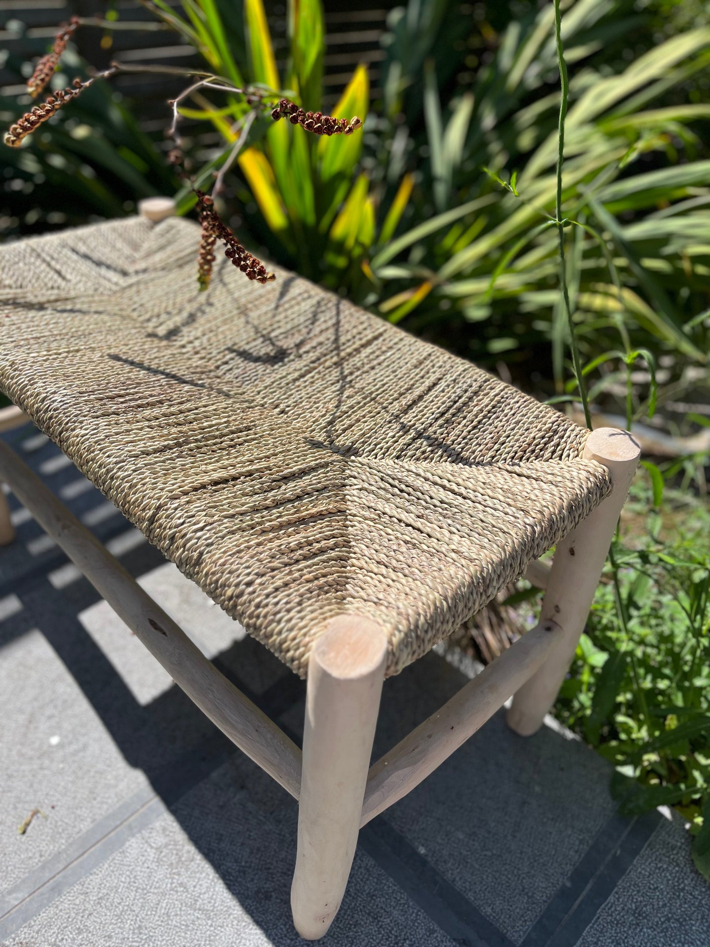 Détail du tressage en palmier sur banc marocain fait main