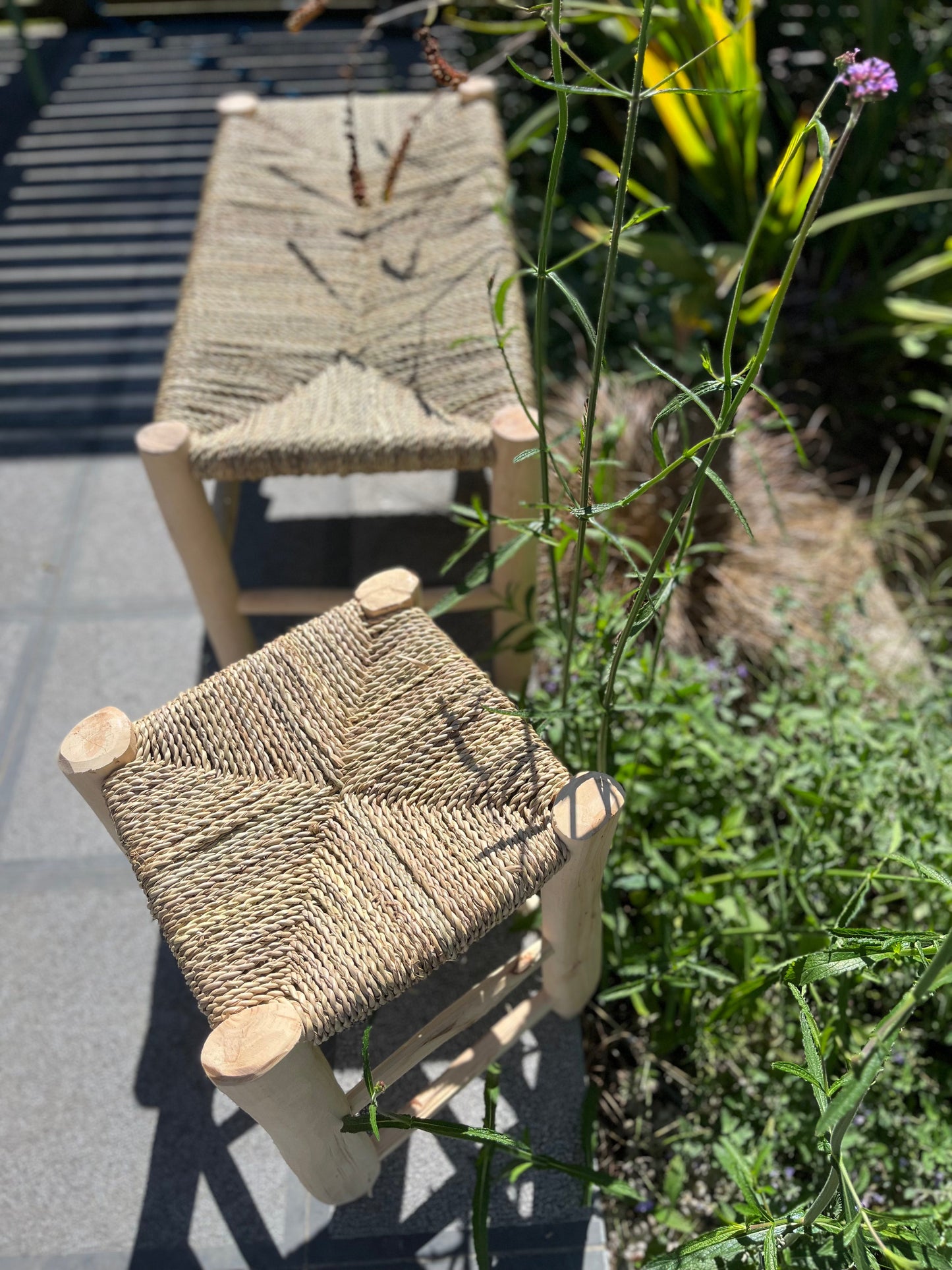 Détail du tressage en palmier sur tabouret fait main
