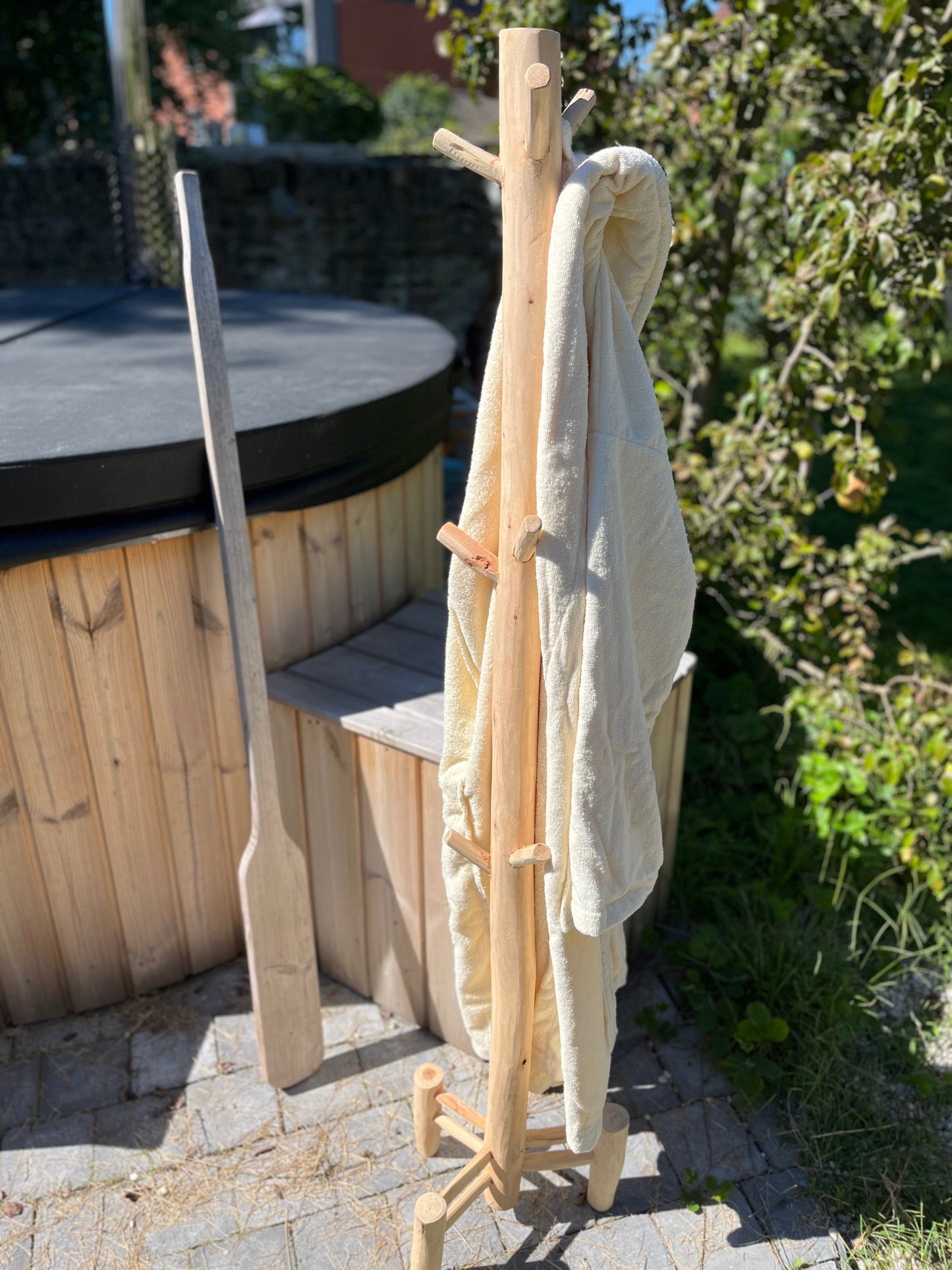 Détail du triple pied stable du porte-manteau en bois
