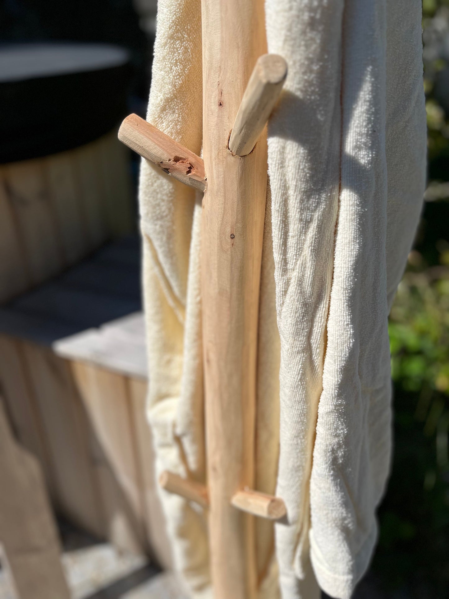 Porte-manteau en bois d'eucalyptus dans un intérieur