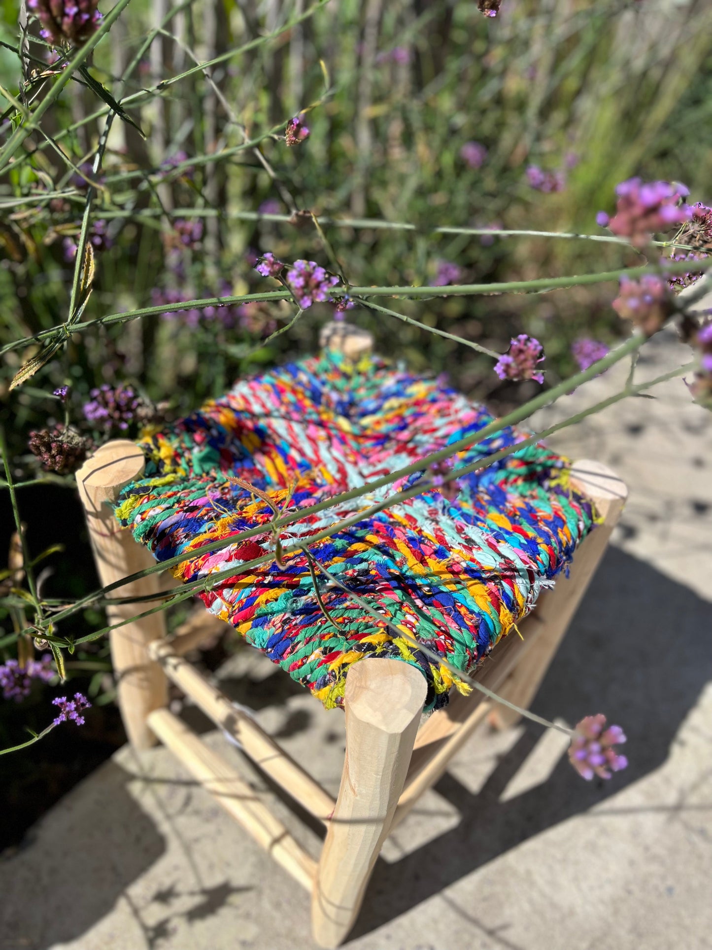 Détail du tissage boucherouite coloré sur tabouret
