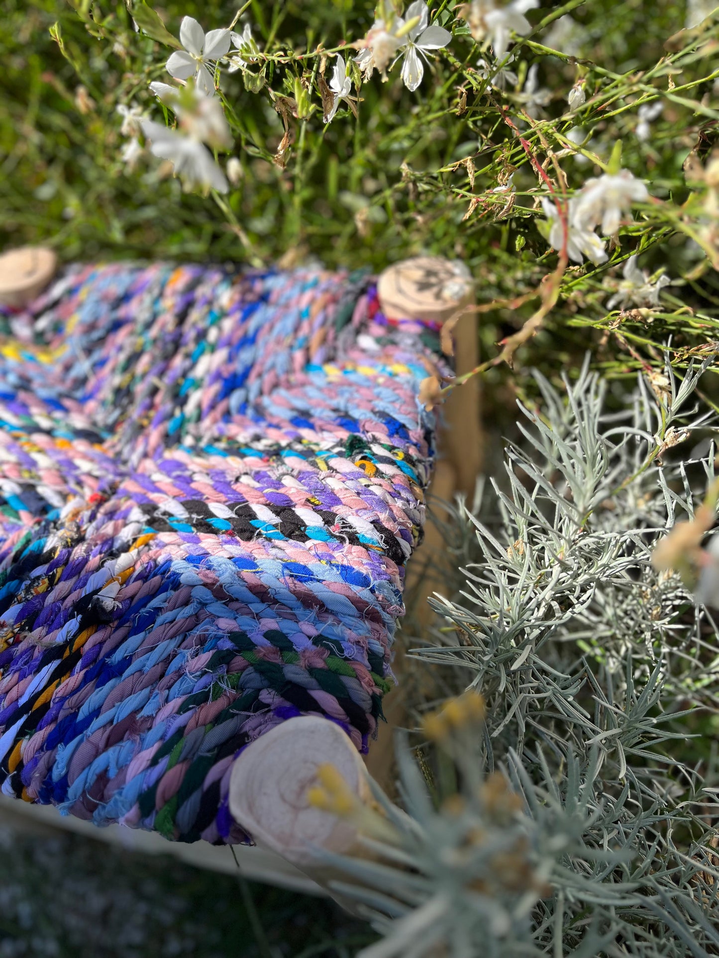 Détail du tissage boucherouite coloré sur tabouret
