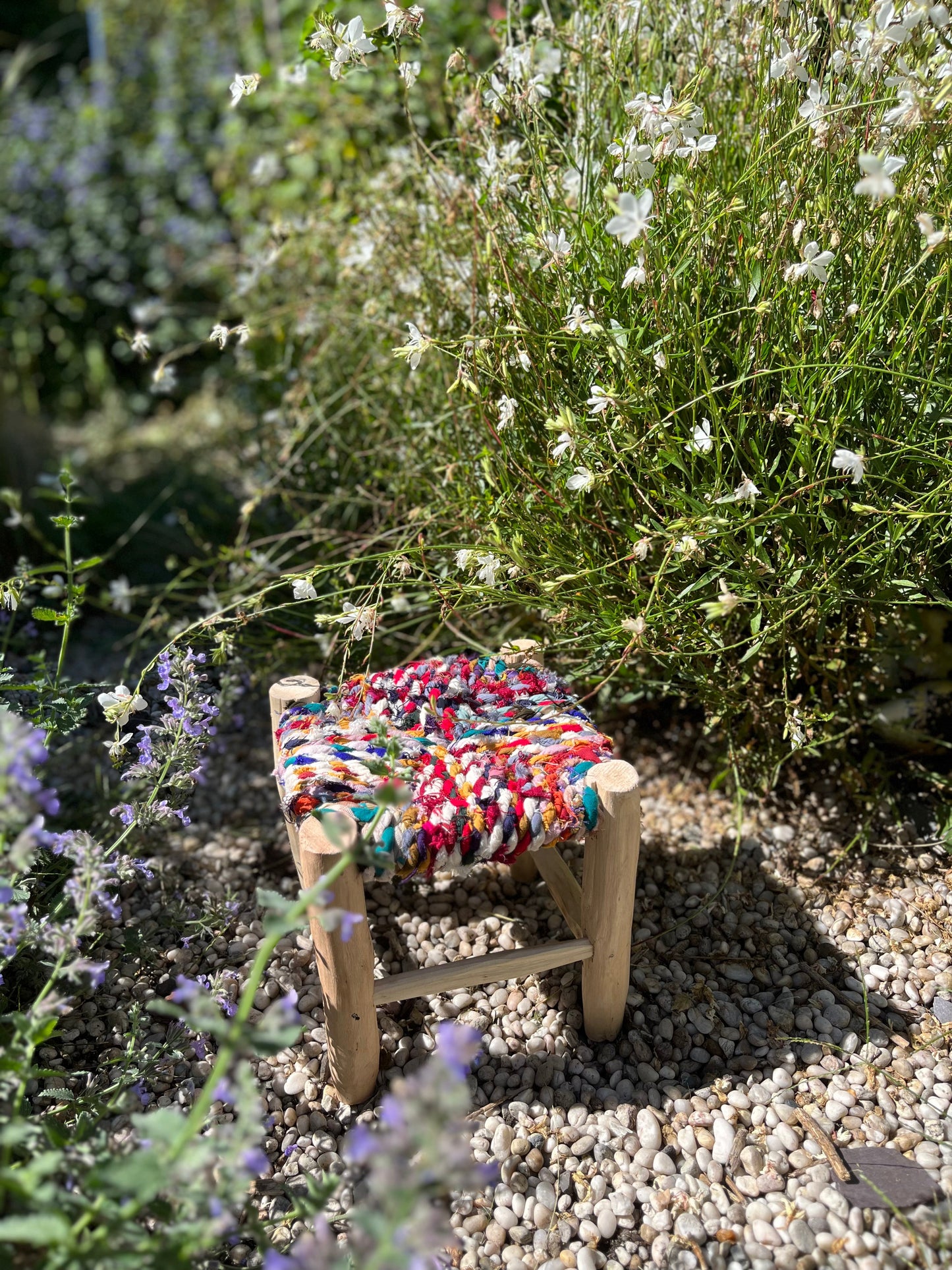 Détail du tissage boucherouite coloré sur tabouret