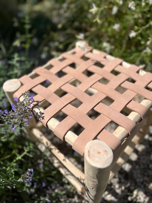 Tabouret en cuir naturel 30 cm et bois d'eucalyptus, fait main au Maroc