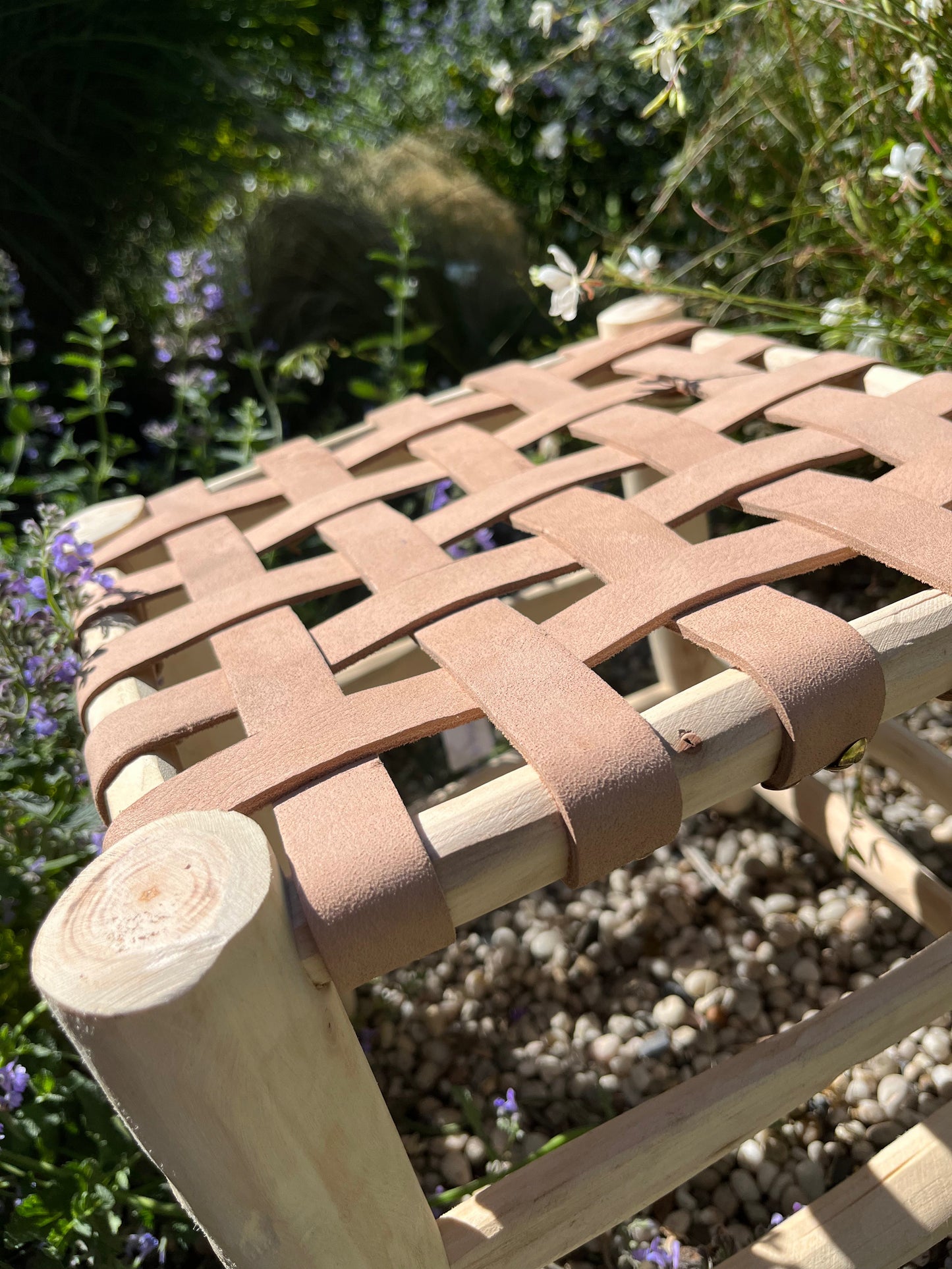 Détail du travail du cuir sur tabouret artisanal marocain
