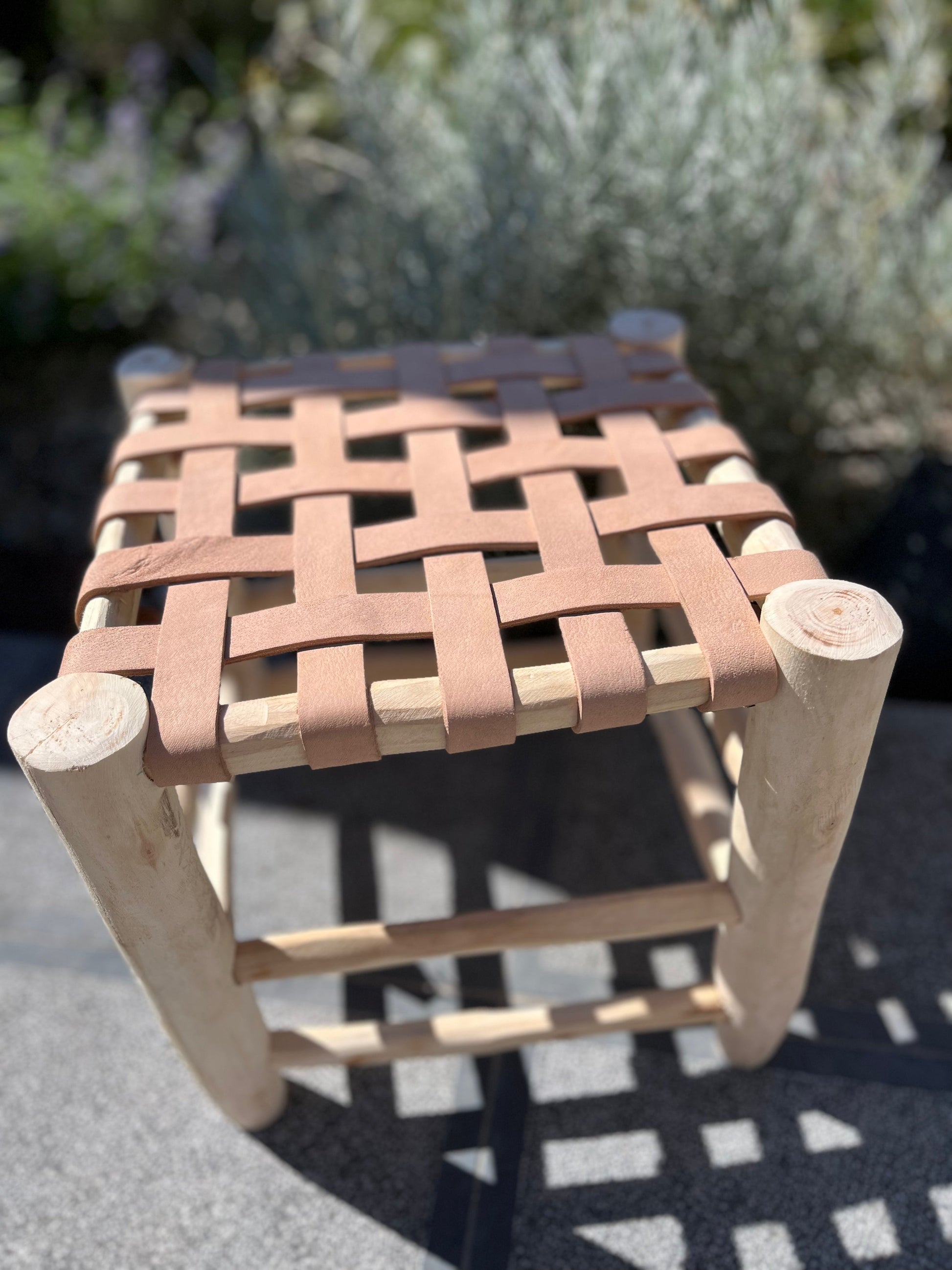 Tabouret en cuir 30 cm, vue de profil