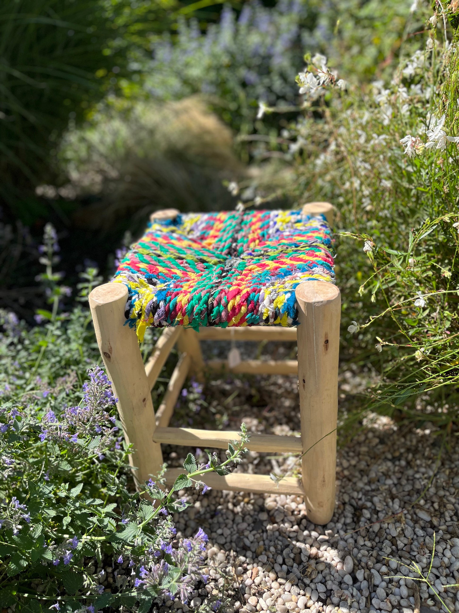 Détail du tissage boucherouite coloré sur tabouret