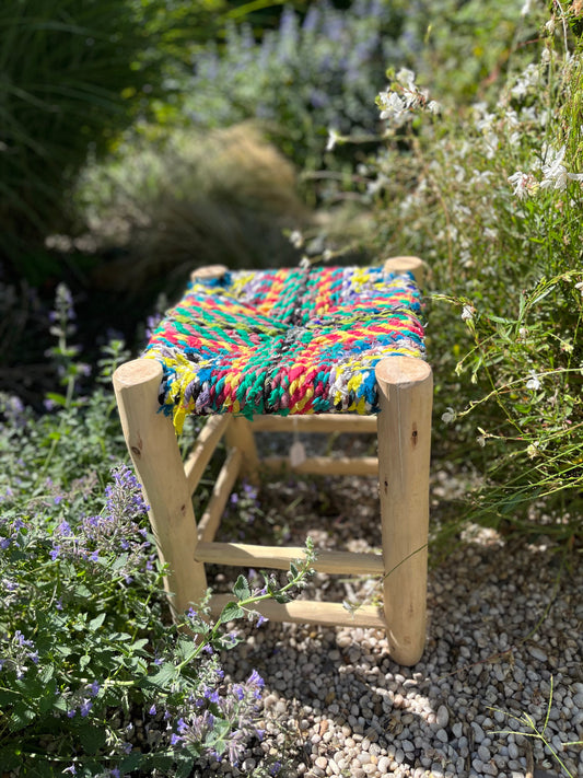 Détail du tissage boucherouite coloré sur tabouret