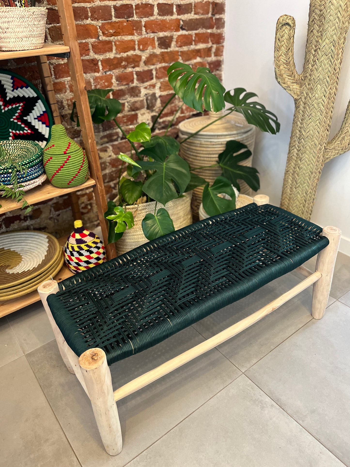 Détail du tressage macramé vert foncé sur banc en bois