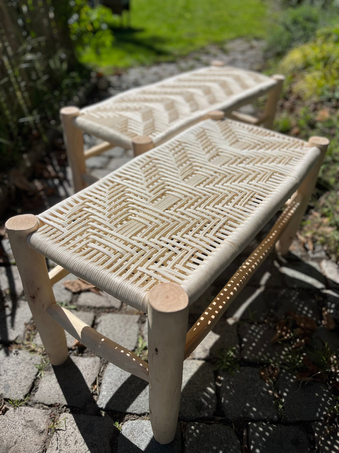Détail du tressage macramé blanc sur banc en bois