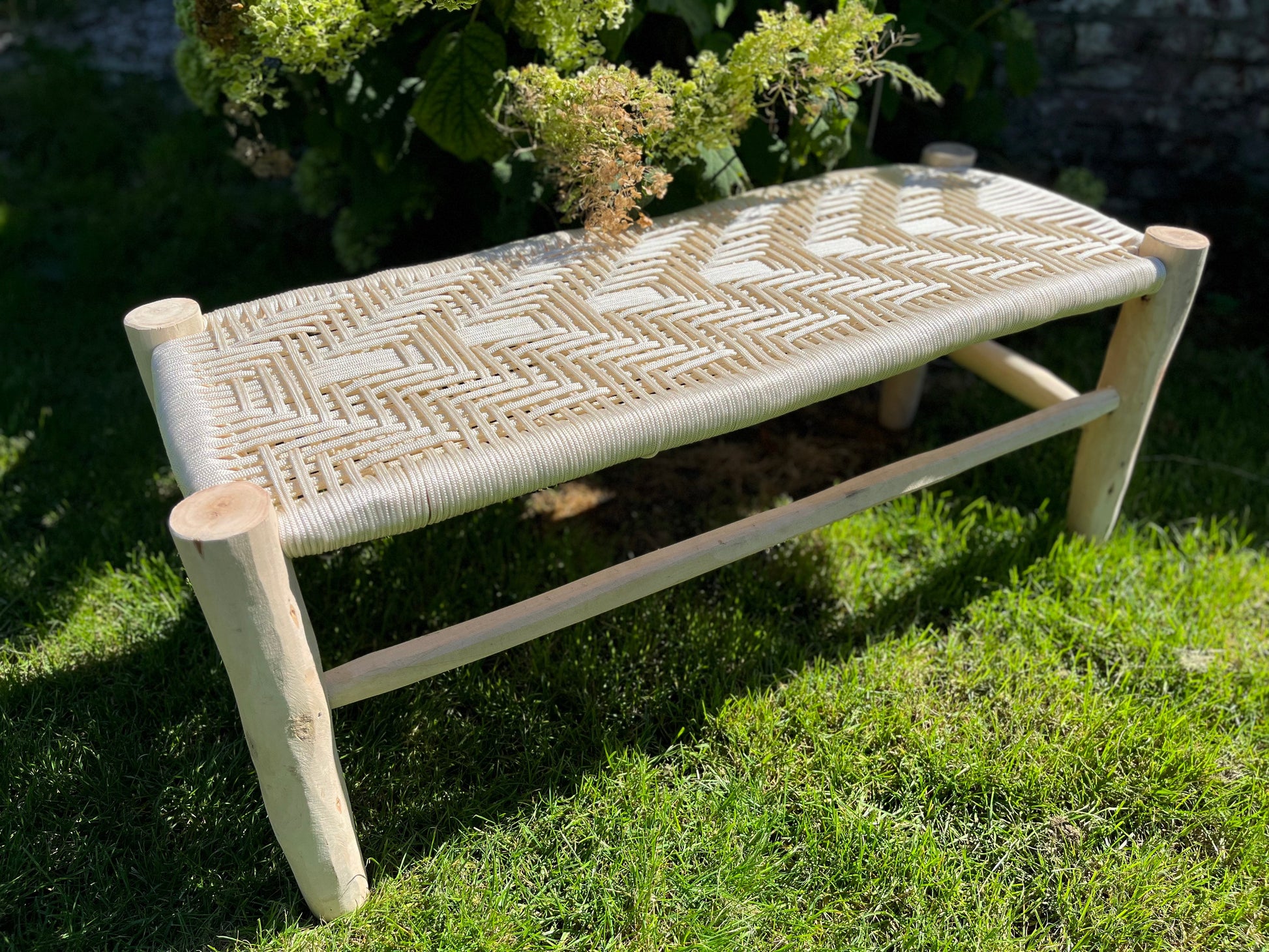Banc macramé blanc, vue de face dans un intérieur