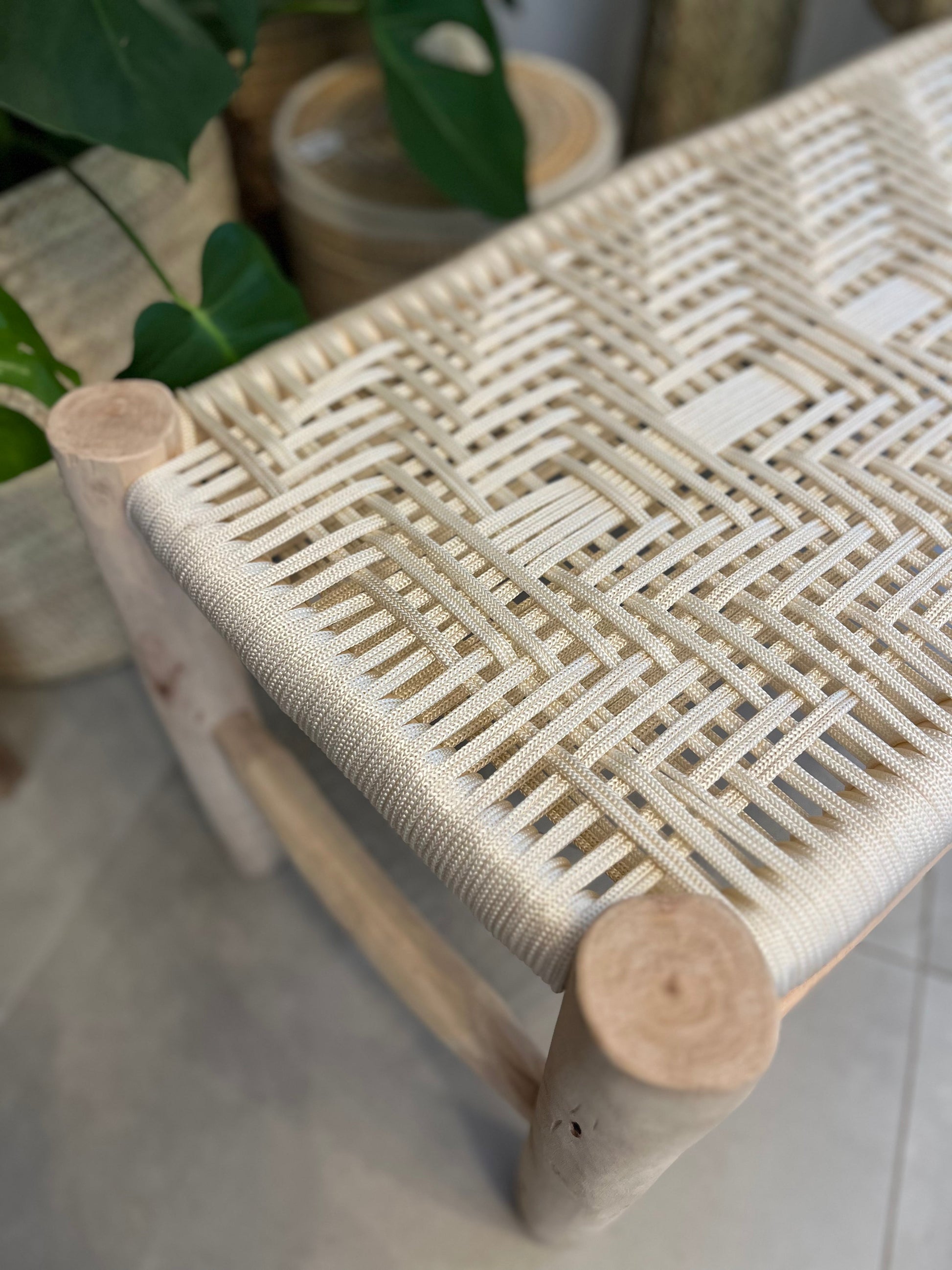 Banc en coton macramé blanc 80 cm et bois d'eucalyptus, artisanat marocain
