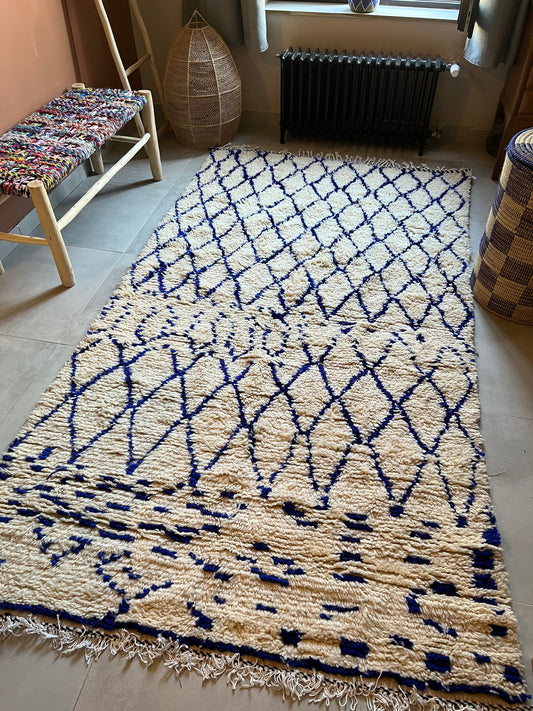 Tapis berbère bleu et blanc cassé en laine de mouton 125/200 cm, fait main au Maroc