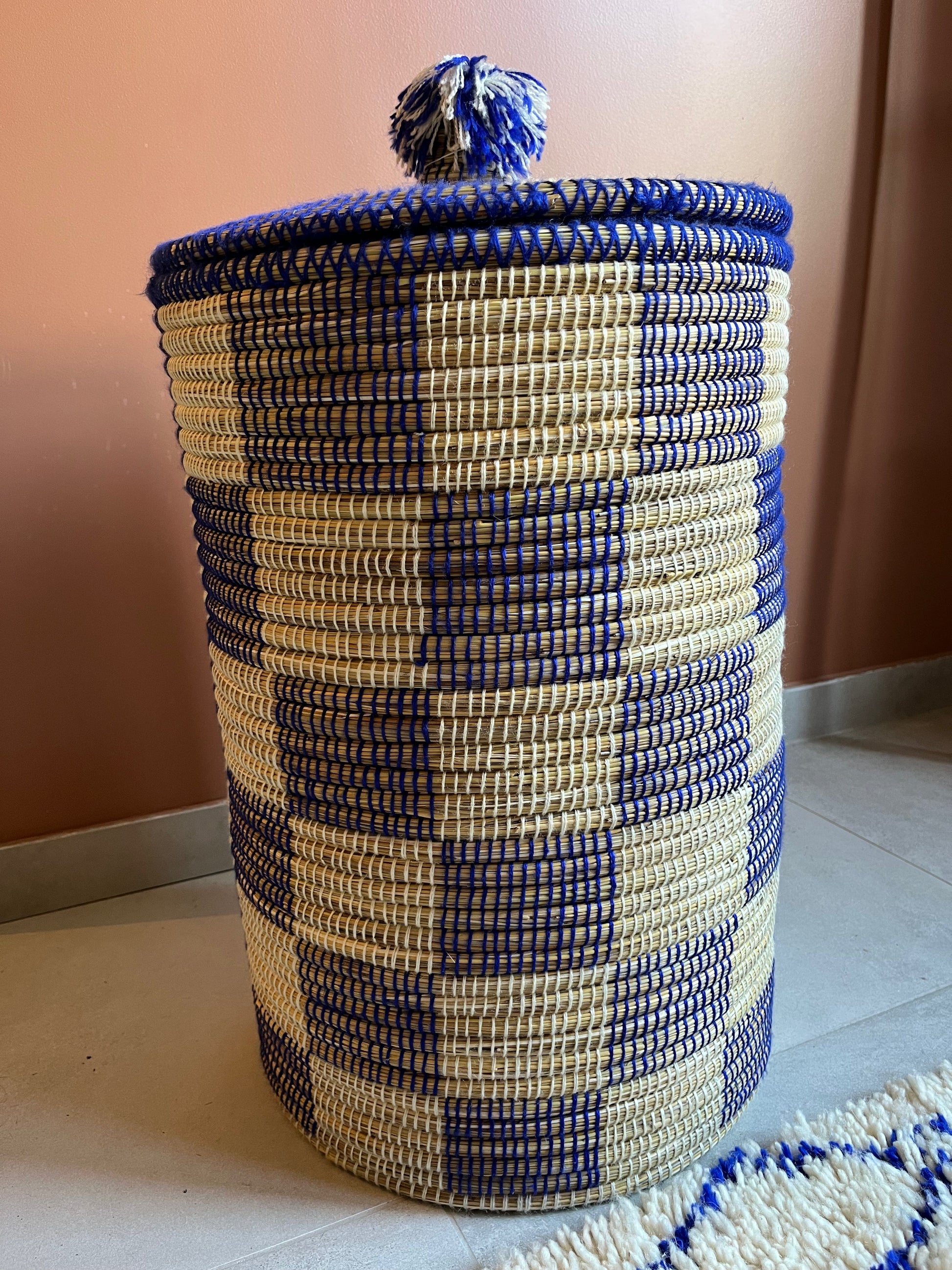 Panier à linge coloré, vue de profil