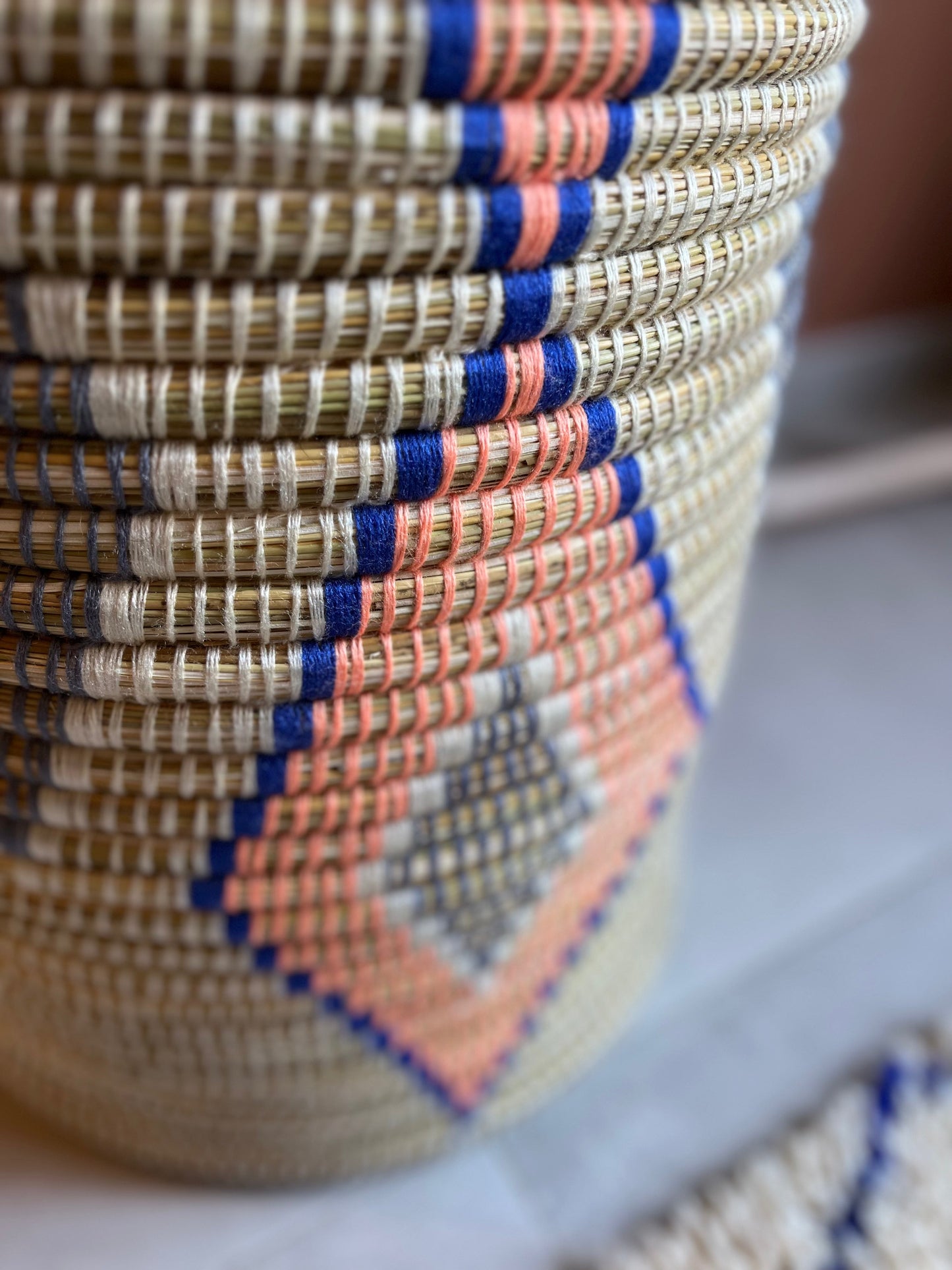 Panier à linge coloré, vue de profil