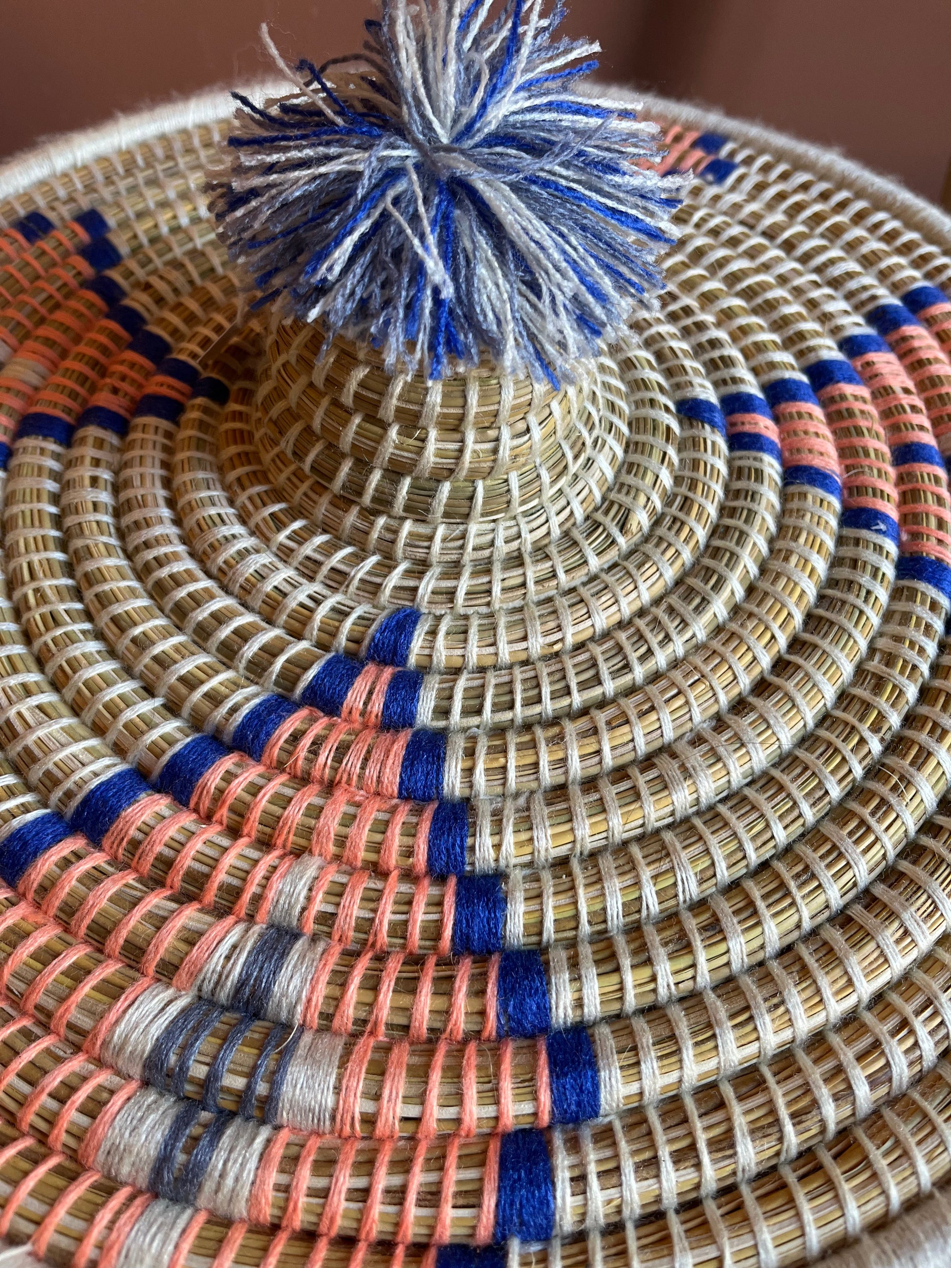 Panier à linge en jonc tressé, gros plan sur la fibre
