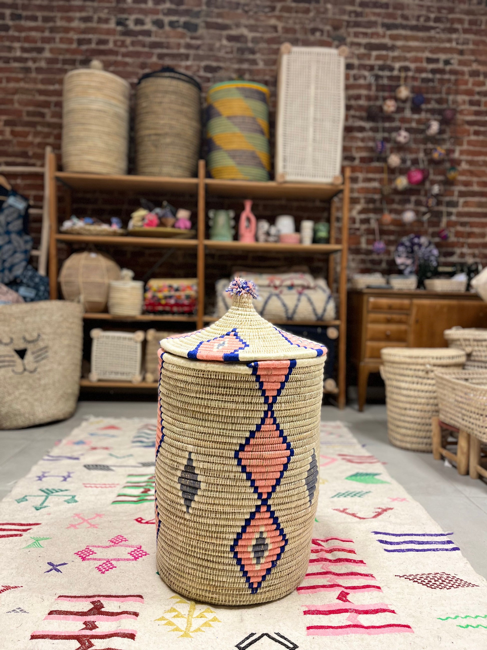 Panier à linge coloré avec couvercle en jonc tressé, fait main au Maroc