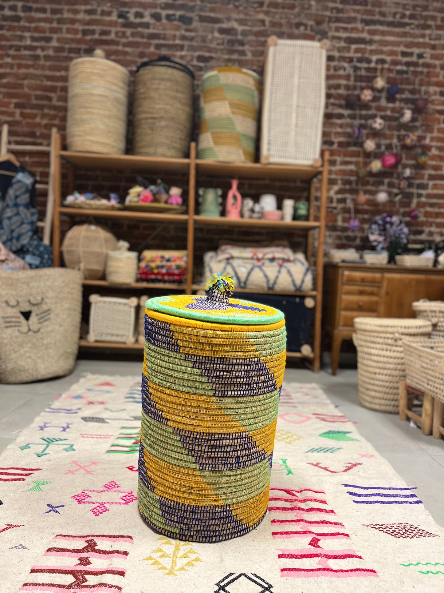 Détail du panier à linge tressé artisanal, vue rapprochée