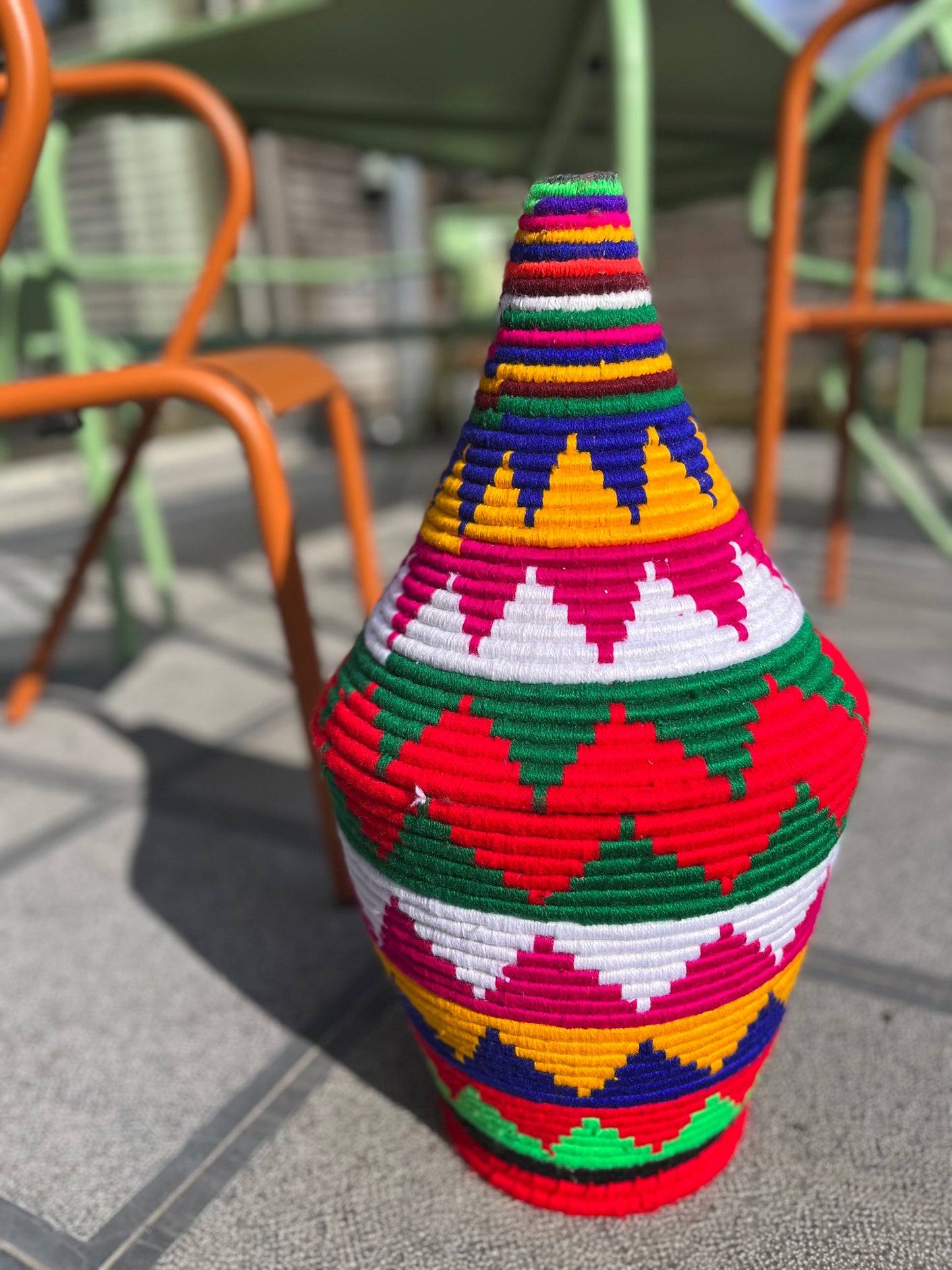 Boîte berbère colorée 50 cm tressée à couvercle, grande corbeille marocaine fait main