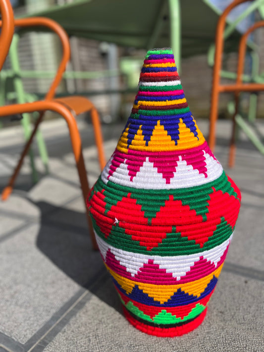 Boîte berbère colorée 50 cm tressée à couvercle, grande corbeille marocaine fait main