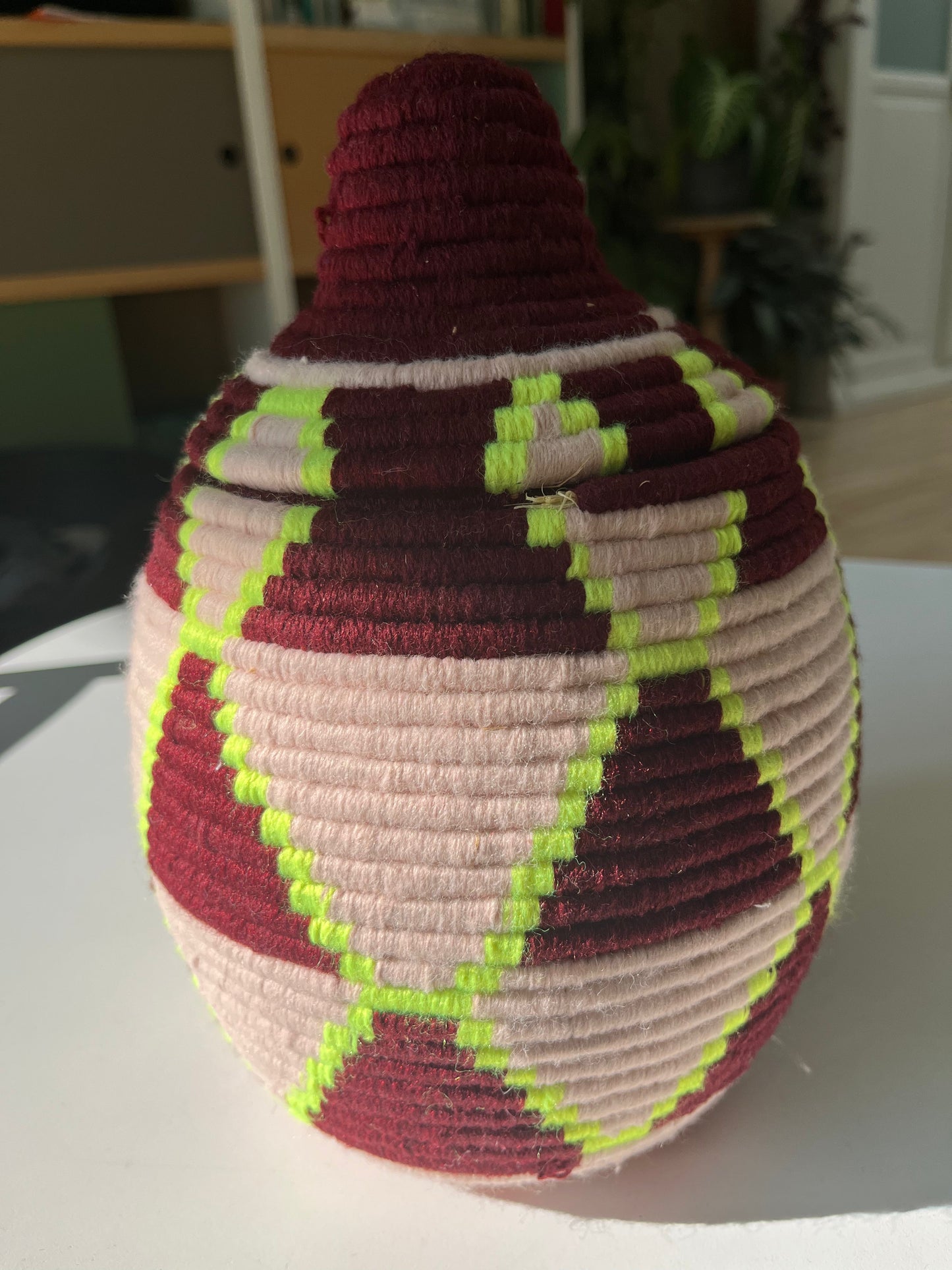 Détail du tressage en palmier et laine de la boîte berbère