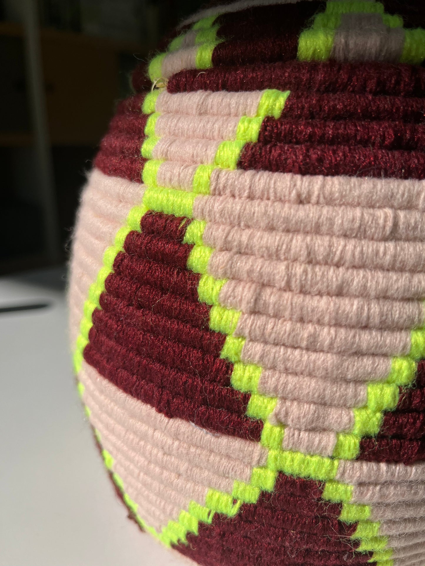 Boîte berbère colorée, vue de profil