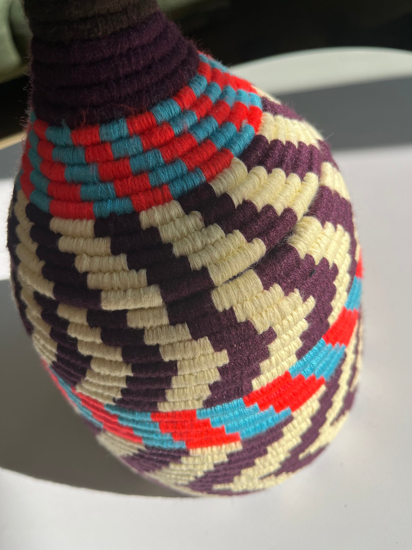 Détail du tressage en palmier et laine de la boîte berbère
