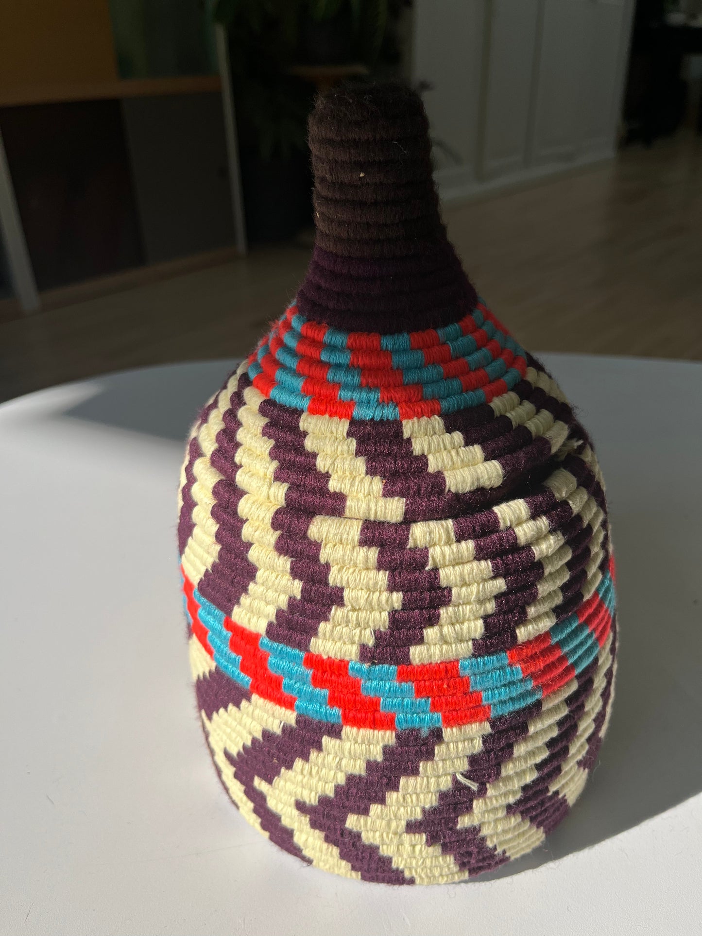 Boîte berbère colorée, vue de profil
