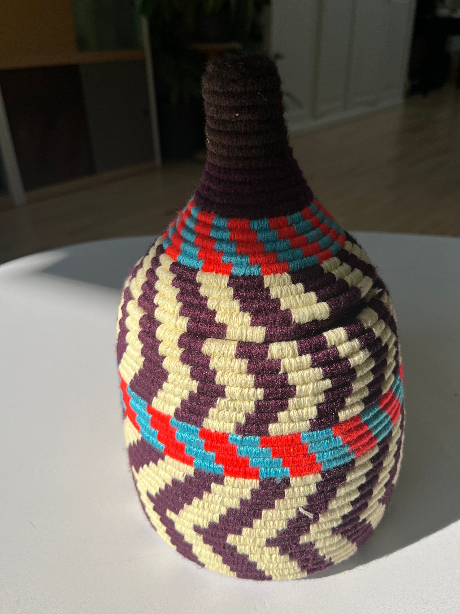 Boîte berbère colorée, vue de profil