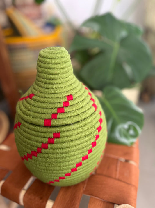 Boîte berbère colorée 23 cm tressée à couvercle, artisanat marocain fait main