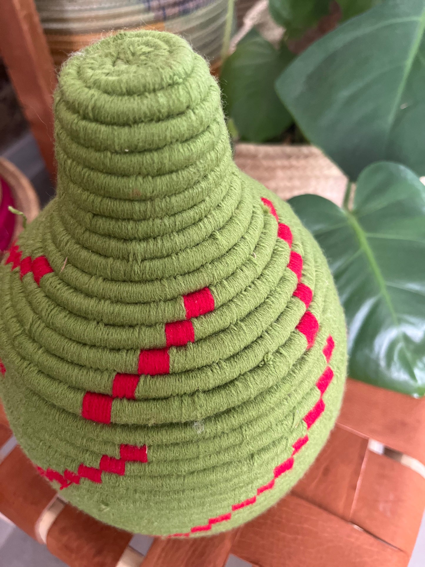 Détail du tressage en palmier et laine de la boîte berbère