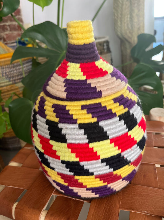 Boîte berbère colorée 23 cm tressée à couvercle, artisanat marocain fait main
