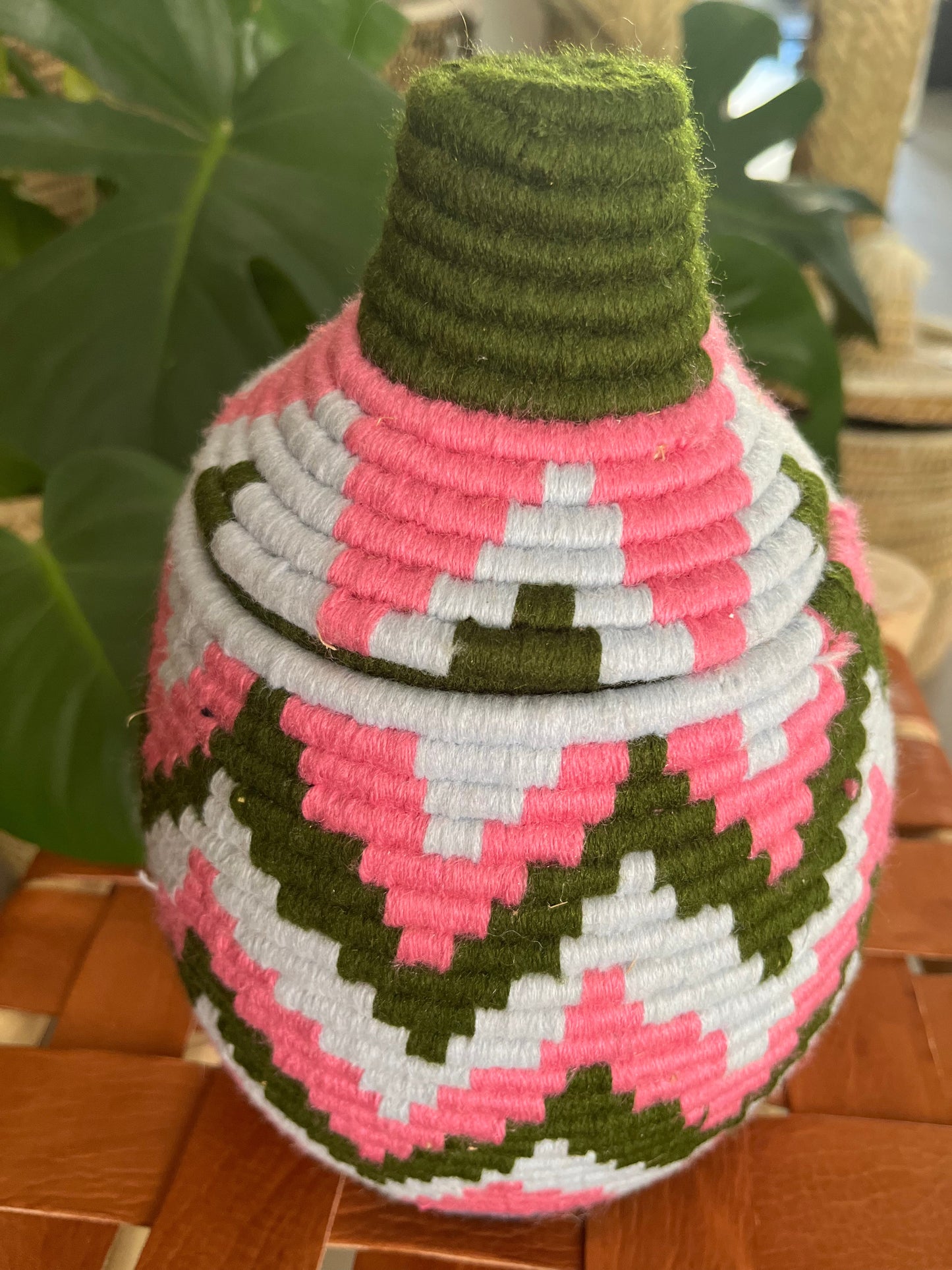 Détail du tressage en palmier et laine de la boîte berbère