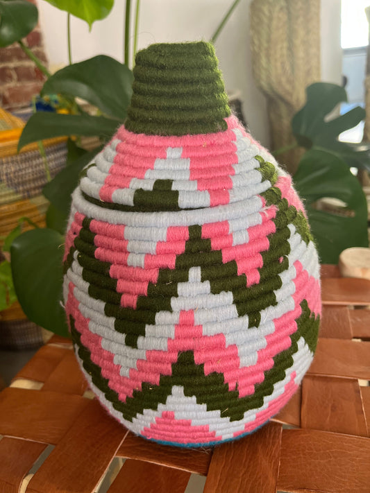 Boîte berbère colorée 23 cm tressée à couvercle, artisanat marocain fait main