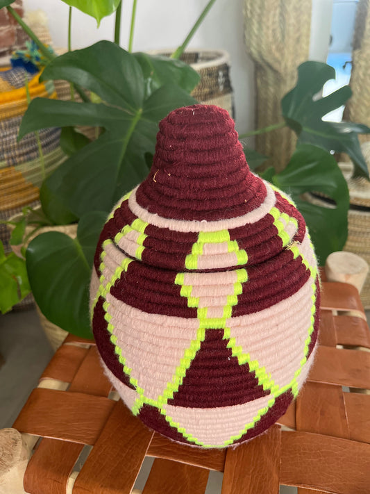 Boîte berbère colorée 23 cm tressée à couvercle, artisanat marocain fait main