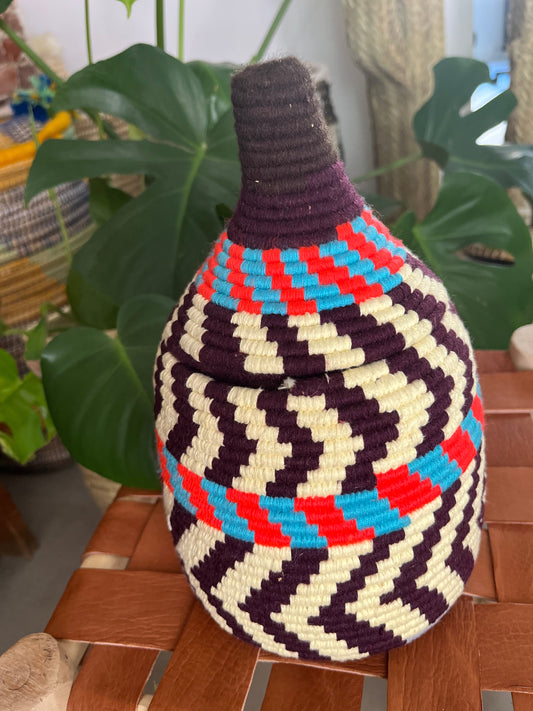 Boîte berbère colorée 23 cm tressée à couvercle, artisanat marocain fait main